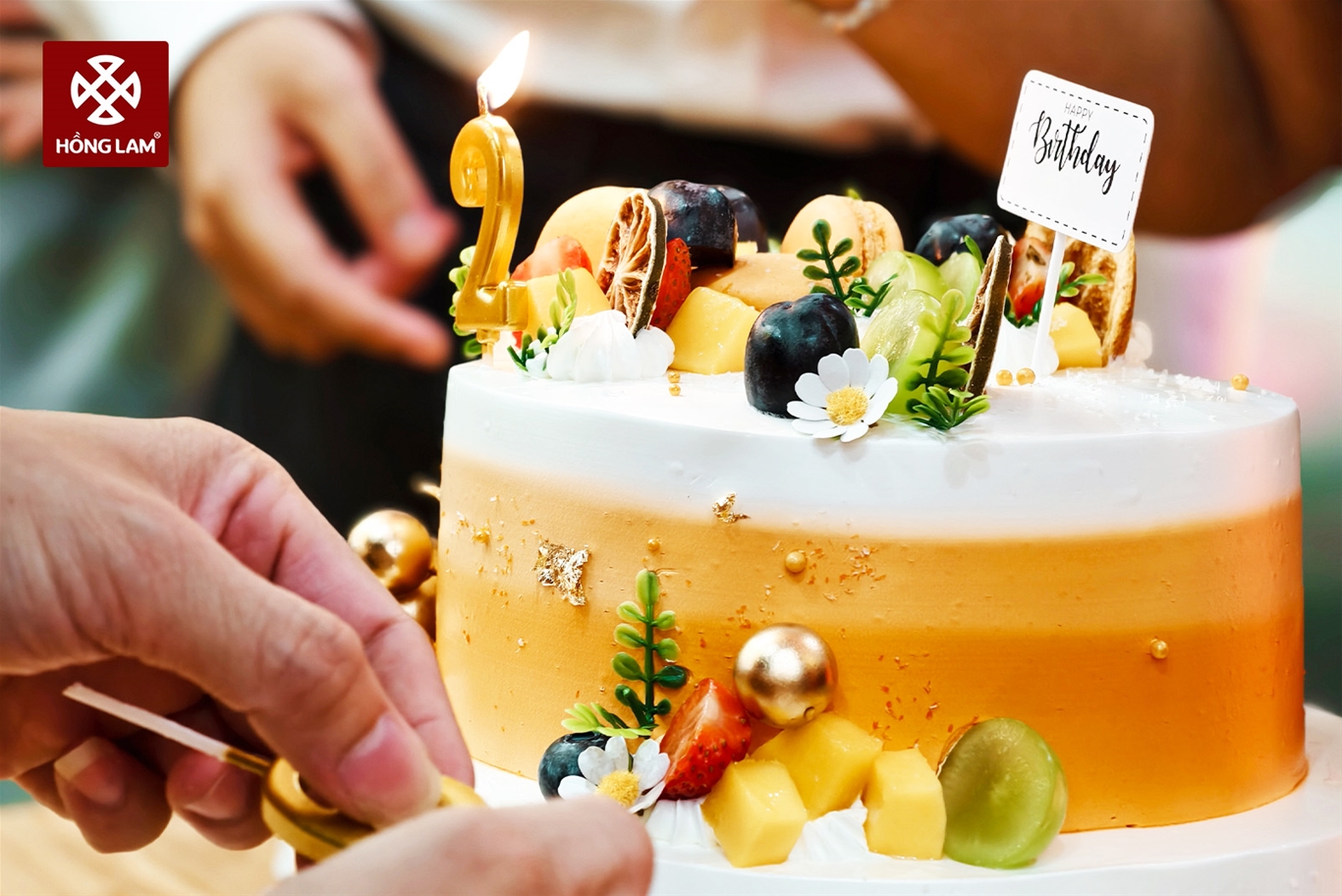 Cắt bánh sinh nhật