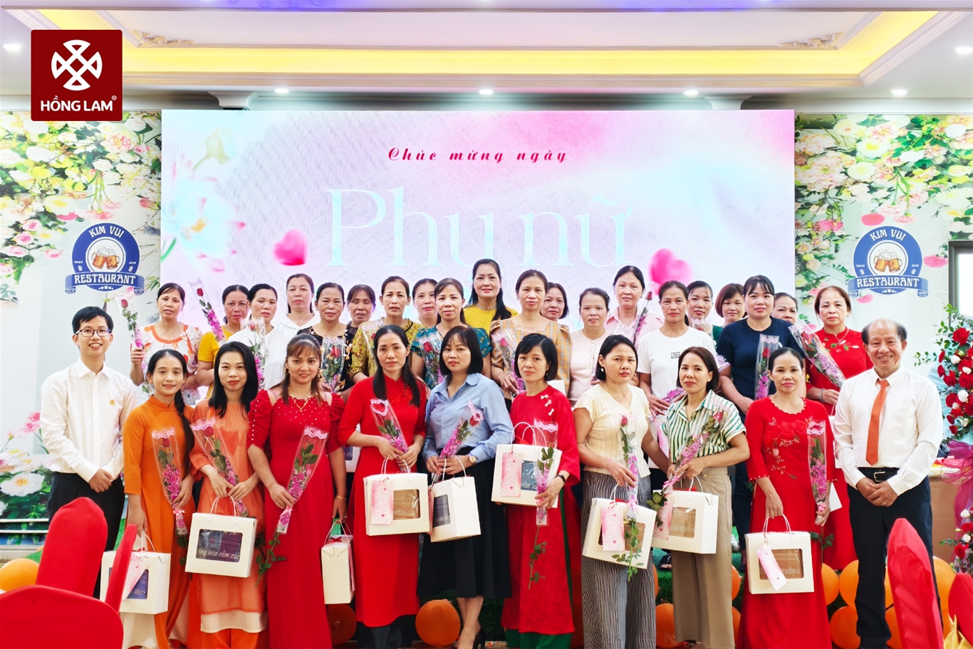 Trao quà cho tập thể nhân viên nữ nhân ngày 20/10